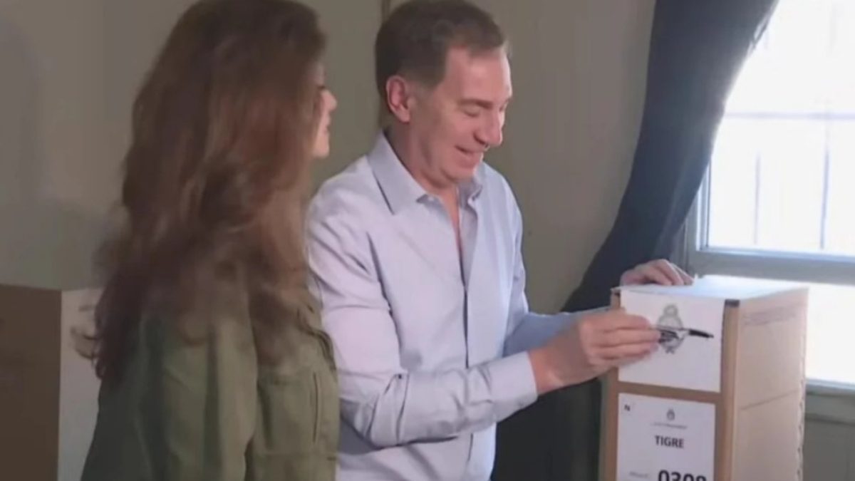 Diego Santilli votó en una escuela de Tigre. Fue el gran artífice del triunfo de La Libertad Avanza en las elecciones nacionales en Buenos Aires.