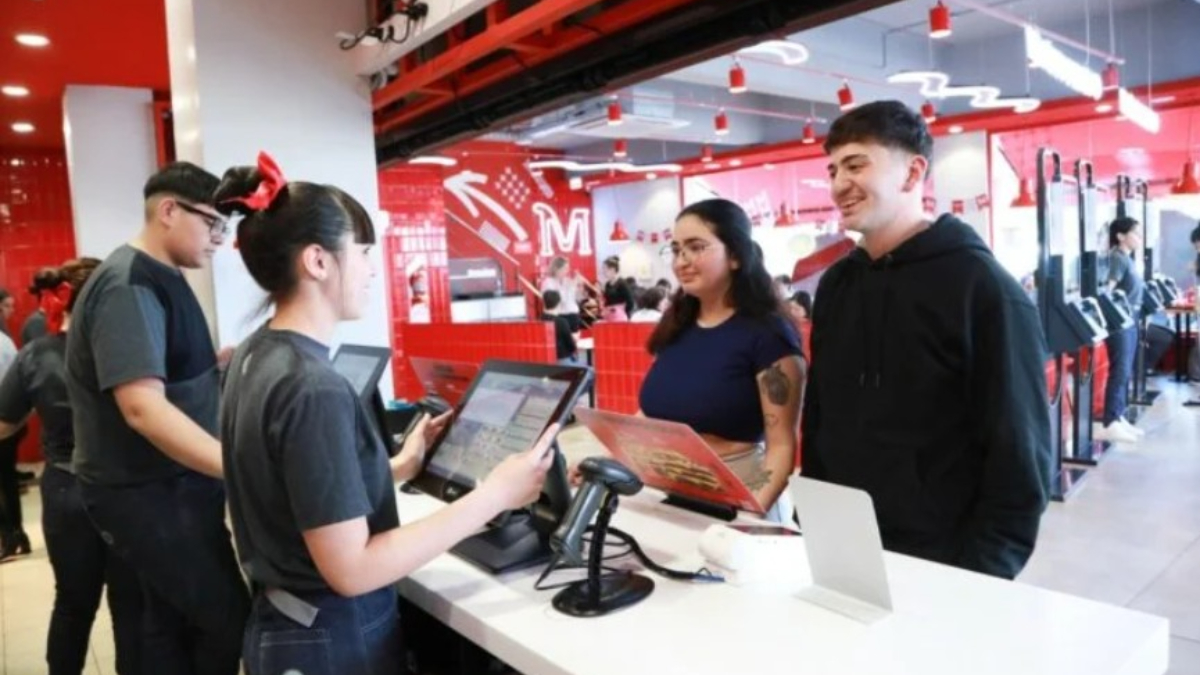 Con la colaboración del Municipio de San Isidro, días atrás 40 jóvenes del distrito consiguieron empleo en una nueva sucursal de Mostaza.