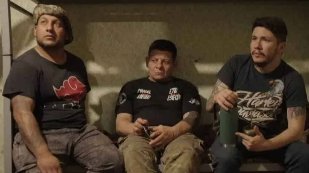 Los tres soldados argentinos muertos en Ucrania. En ambos extremos de la foto se ve a Ariel Achor, de 25 años, conocido como "Merlo"; y Mariano Franco, de 47 años, identificado como "Sisu". Ambos eran de Merlo. En el centro, Jose Adrián Gallardo, de 53 años y alias "Rogy".