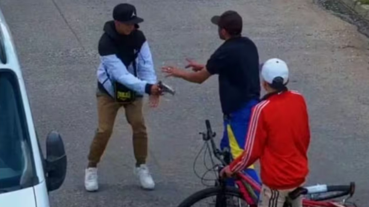 Diego Eduardo Consencao (32) intenta defenderse del ataque a tiros de Sebastián Leandro Demichelis, quien finalmente lo mató en una calle de Villa Tesei, en Hurlingham.