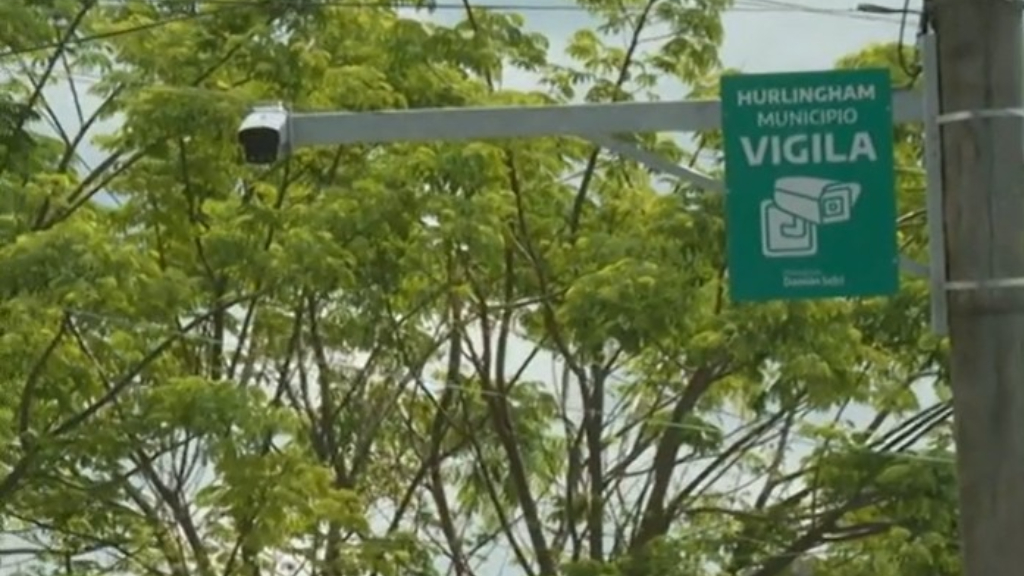 Diego Eduardo Consencao (32) intenta defenderse del ataque a tiros de Sebastián Leandro Demichelis, quien finalmente lo mató en una calle de Villa Tesei, en Hurlingham.