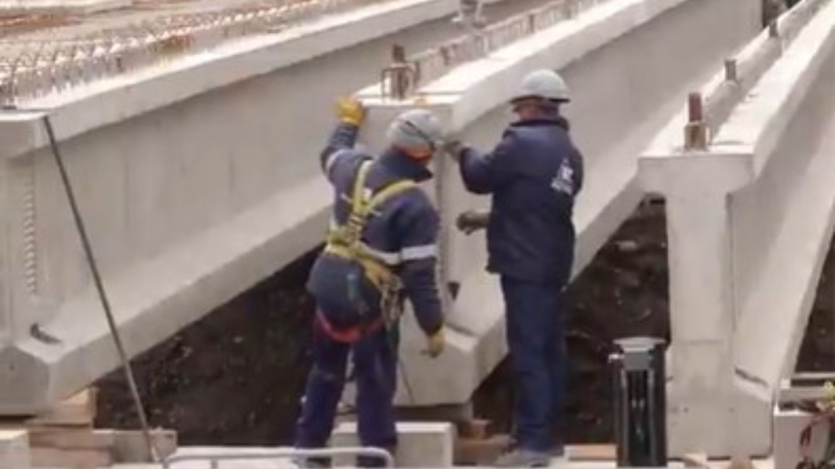 El nuevo puente sobre el Rio Reconquista, en Moreno, está siendo montado cobre la Ruta 7 a la altura de Paso del Rey.