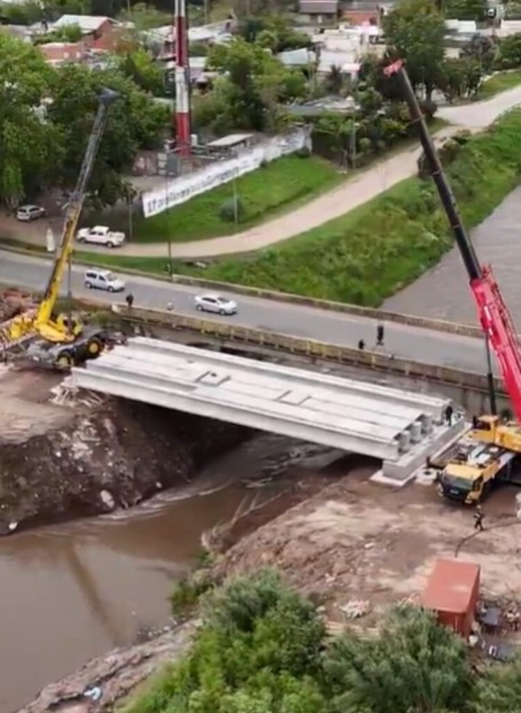 El nuevo puente sobre el Rio Reconquista, en Moreno, está siendo montado sobre la Ruta 7 a la altura de Paso del Rey.