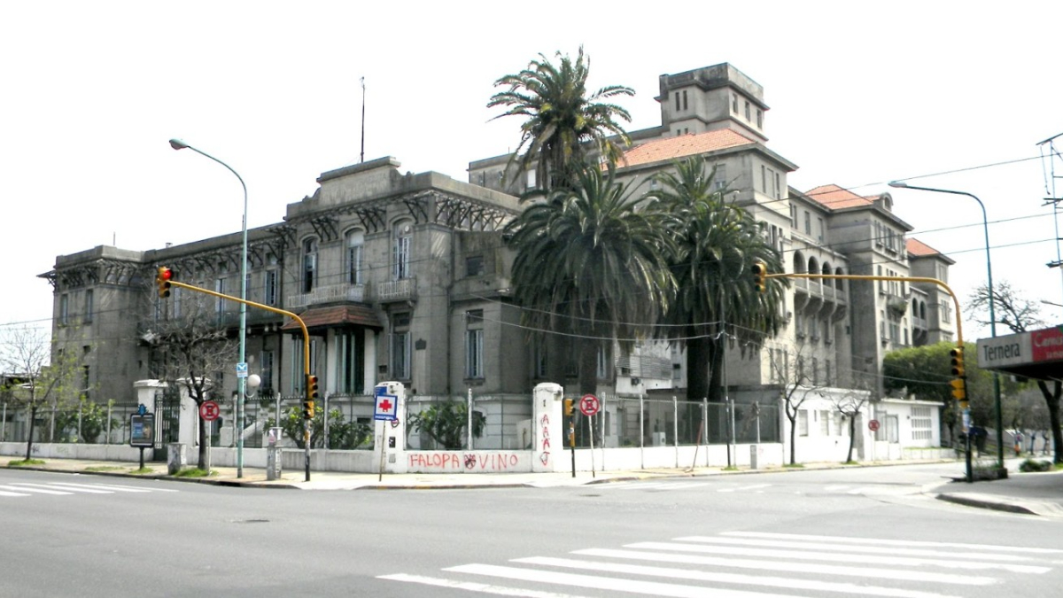 El edificio abandonado del Hospital Israelita está en la avenica Nazca 1145, en CABA. La empresa IRSA, dueña de los shoppings más grandes del país, compró el predio y debe definir qué hacer allí.
