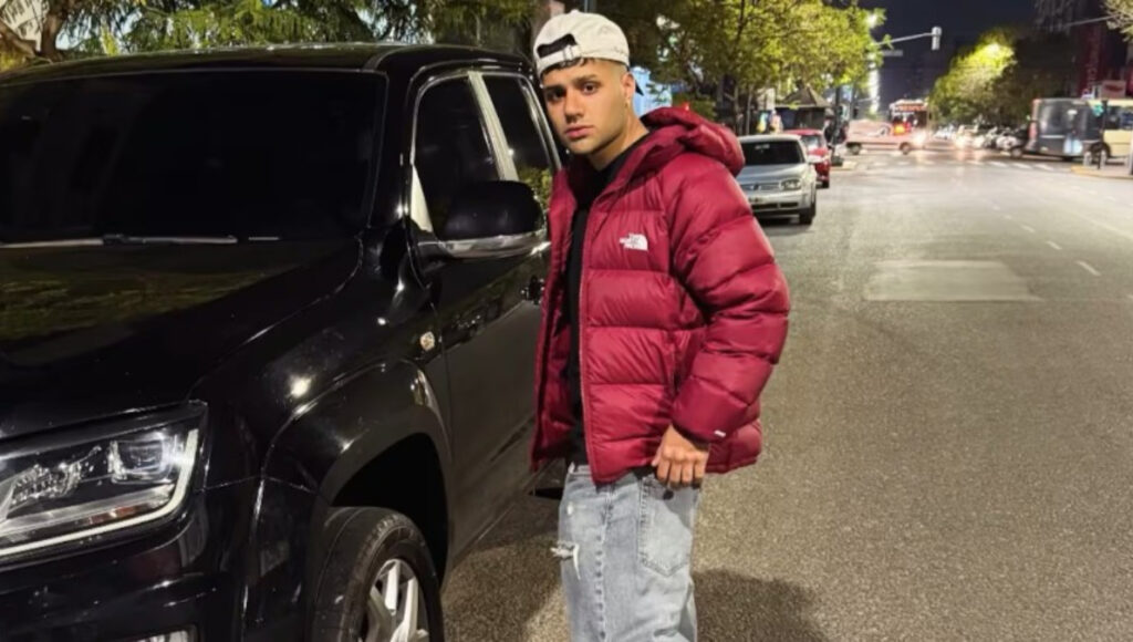 Michael Carballo, junto a la camioneta Amarok negra con la que arrolló y mató a un matrimonio en José C. Paz.