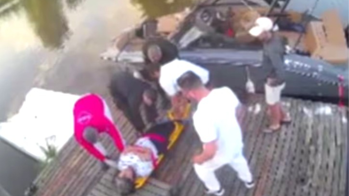 El momento en que Ana Marquis es subida a una camilla luego de ser baleada en el arroyo Correntino, en el Delta de Escobar.