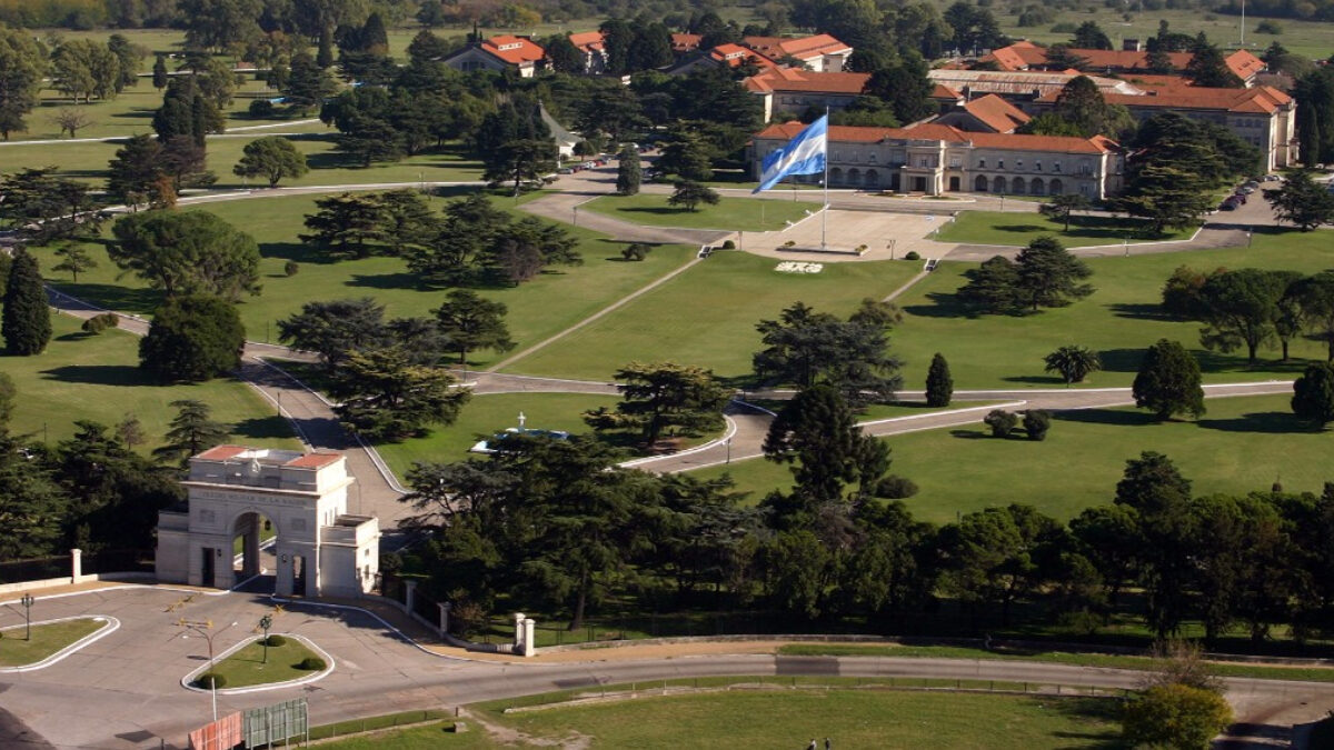 El Colegio MIlitar de la Nación en El Palomar es la institución madre del Ejército Argentino y la visita guiada muestra su fabulosa historia.