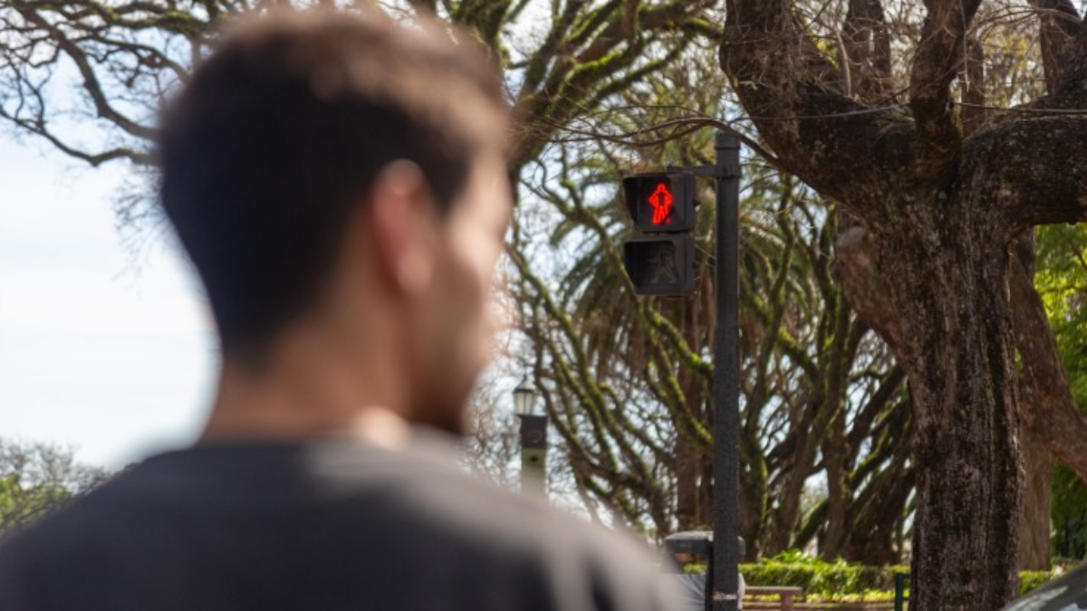 La Comuna de San Isidro mejora la seguridad vial con la centralización operativa de los semáforos y sumando nuevas señales de tránsito en el distrito.