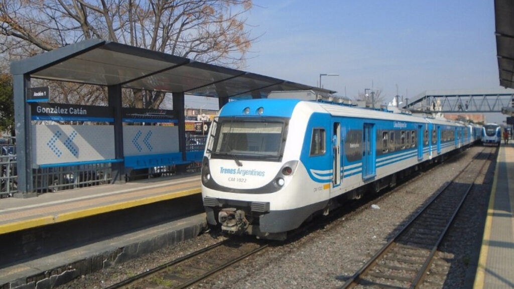 Desde la estación González Catán del tren Belgrano Sur, desde donde sale el ramal a Lozano.