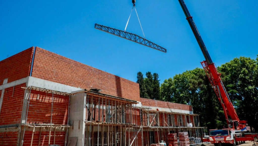 El nuevo edificio de la Universidad de Pilar en el predio del Instituto Pellegrini de Villa Rosa avanza sin pausa en su construcción.