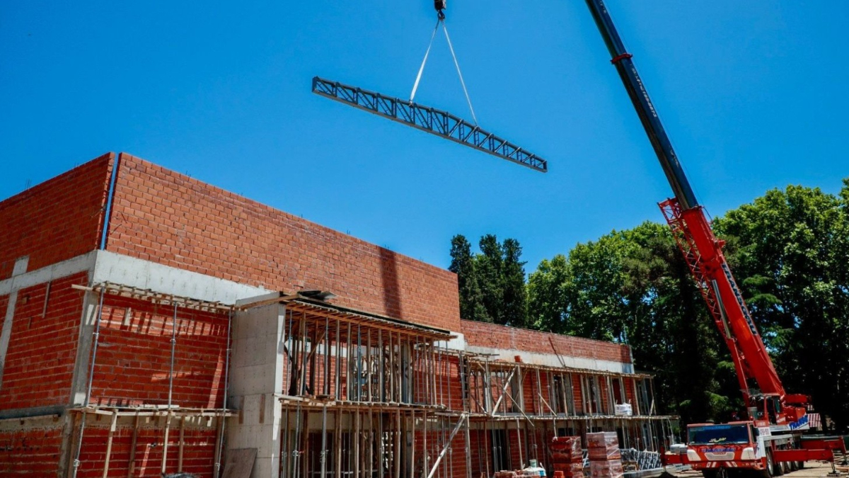 El nuevo edificio de la Universidad de Pilar en el predio del Instituto Pellegrini de Villa Rosa avanza sin pausa en su construcción.