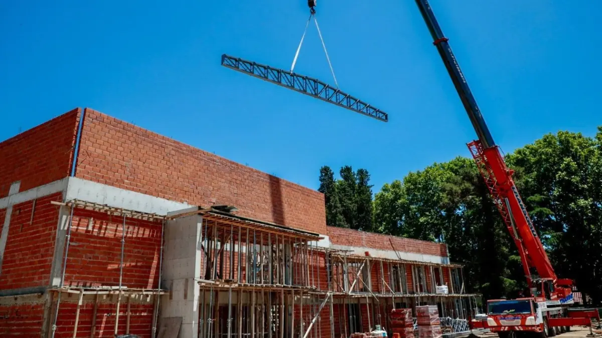 El nuevo edificio de la Universidad de Pilar en el predio del Instituto Pellegrini de Villa Rosa avanza sin pausa en su construcción.