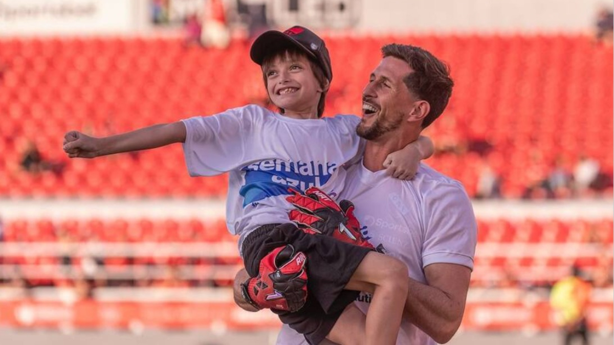 Rodrigo Rey y su hijo Benicio. Junto a su esposa Laura, el arquero de Independiente logró ganar un amparo que sienta un precedente histórico para niños con autismo.