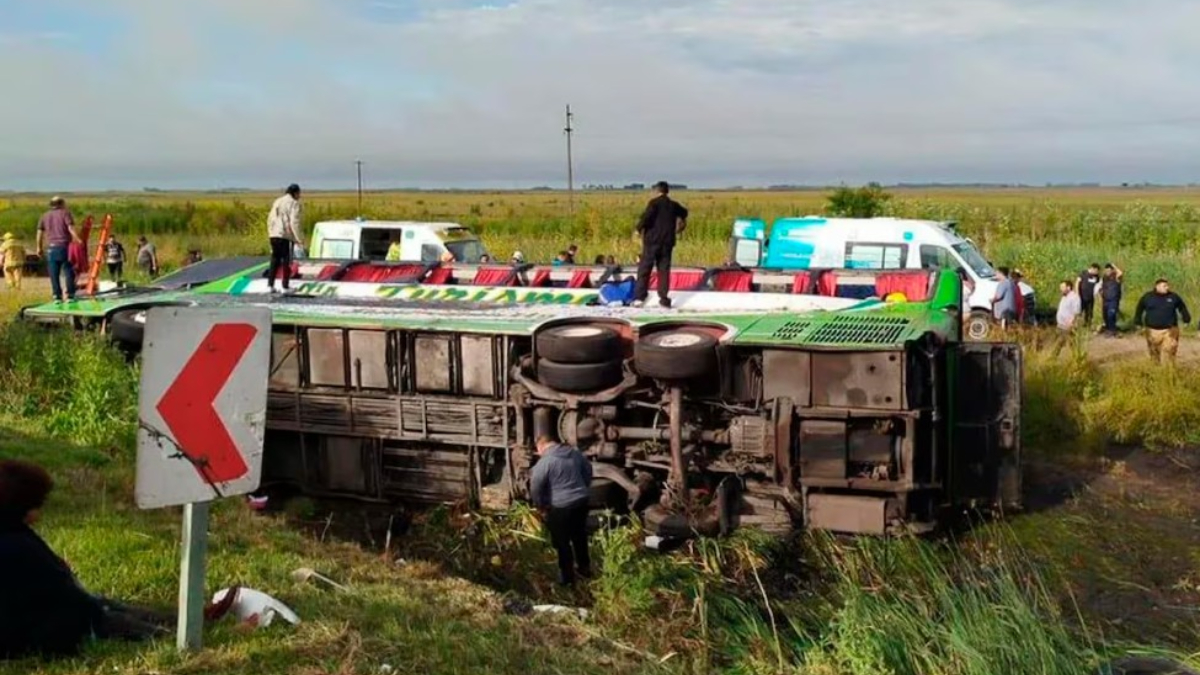 El vuelco fue en el kilómetro 325 de la Ruta 2, cerca de General Pirán, alrededor de las 8. Hay dos mujeres muertas.