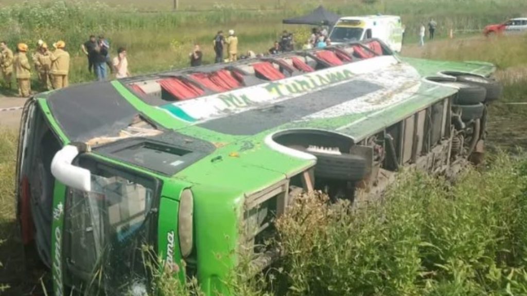 El vuelco fue en el kilómetro 325 de la Ruta 2, cerca de General Pirán, alrededor de las 8. Hay dos mujeres muertas.