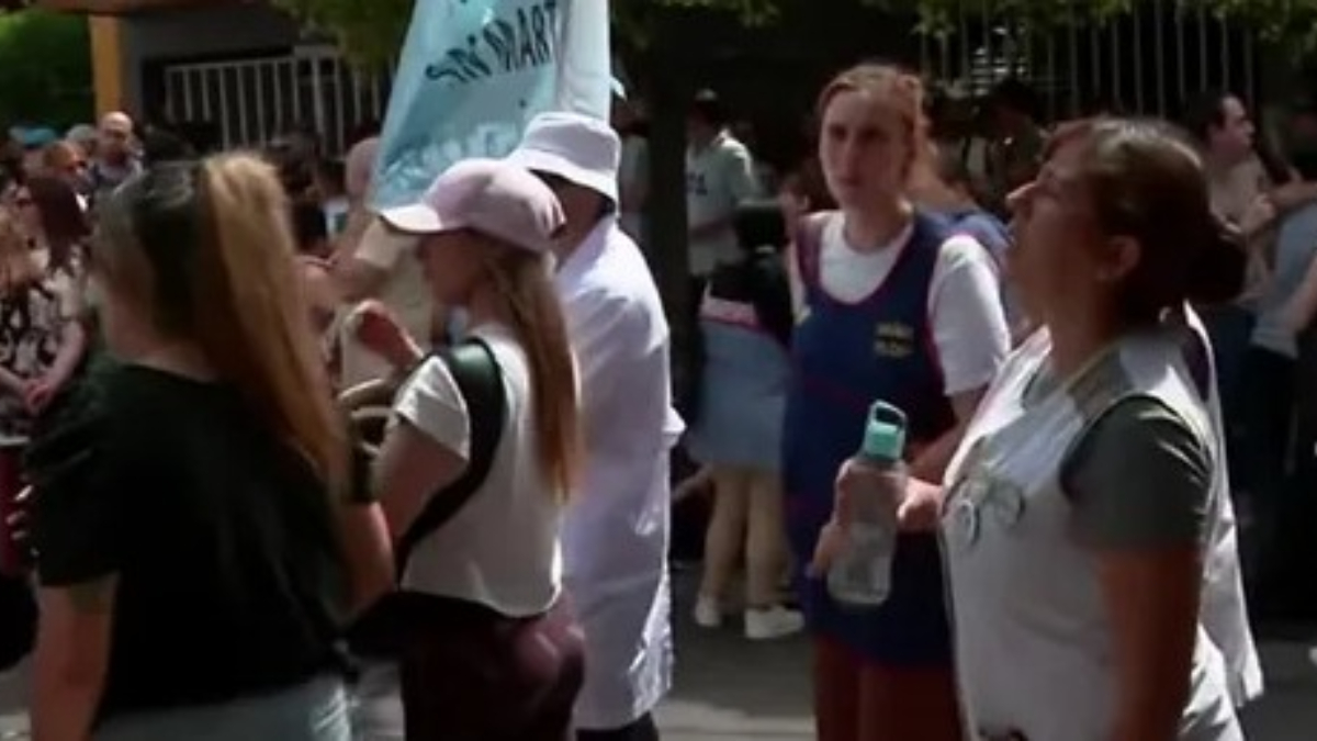 Docentes de la Escuela Benjamín Matienzo de San Martín hicieron un paro tras la golpiza sufrida por una maestra a manos de la madre de un alumno.