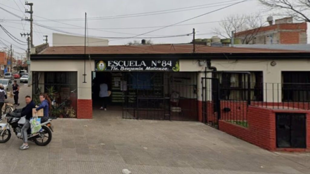 Docentes de la Escuela Benjamín Matienzo de San Martín hicieron un paro tras la golpiza sufrida por una maestra a manos de la madre de un alumno.