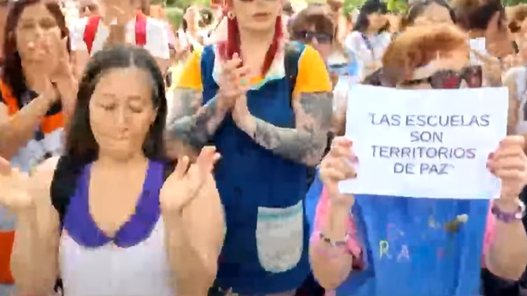 Docentes de la Escuela Benjamín Matienzo de San Martín hicieron un paro tras la golpiza sufrida por una maestra a manos de la madre de un alumno.