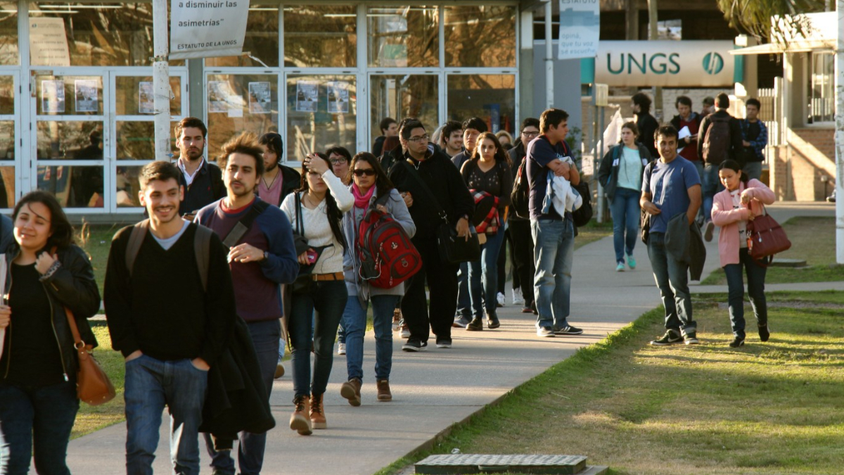 La Universidad de General Sarmiento está en Juan María Gutiérrez 1150, Los Polvorines, en el partido de Malvinas Argentinas.