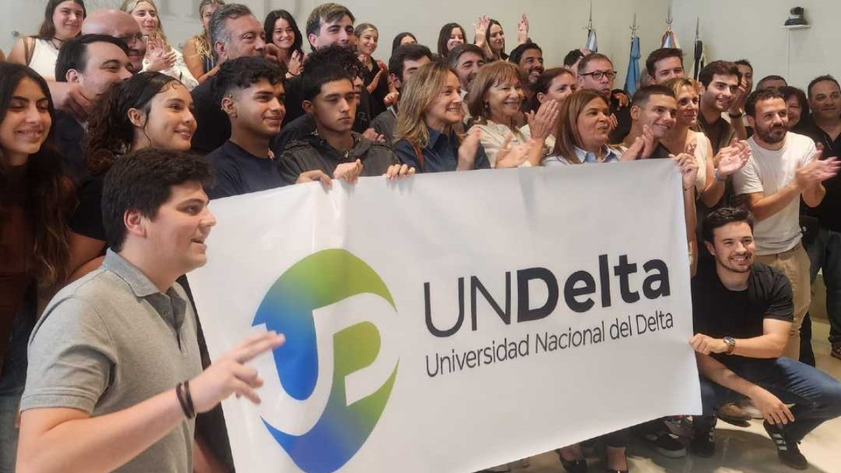 Los festejos de estudiantes y autoridades de la Universidad del Delta luego de que el Concejo Deliberante de San Fernando les cediera un predio para que construyan allí su sede central.