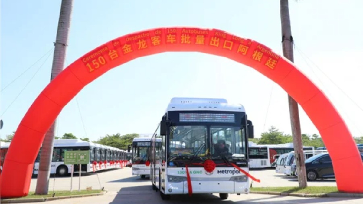Los 150 colectivos impulsados a Gas Natural Comprimido (GNC) desarrollados en Xiamen, China, por King Long, fabricante mundial de buses, que adquirió el Grupo Metropol,