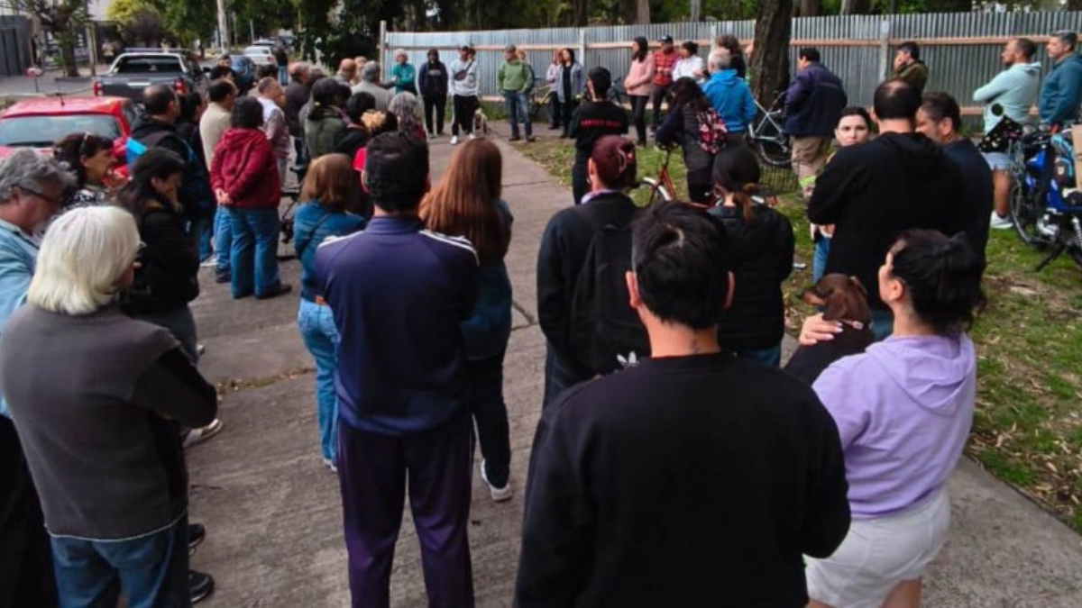 El Bosque de Eucaliptus de Villa Bosch había empezado a ser talado para construir un gimnasio Megatlon pero la Justicia frenó los trabajos a pedido de la gente del barrio.