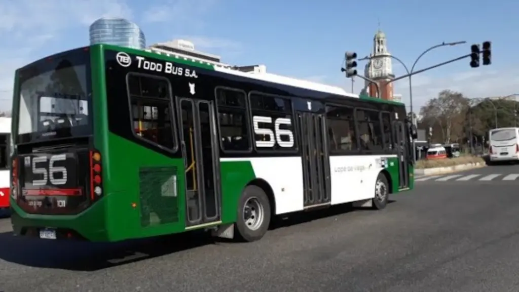 Una postal que ya no se verá: la línea 56 de colectivos circulando por Retiro. El Grupo Dota decidió recortar el recorrido y ya no llega a ese punto clave de CABA.