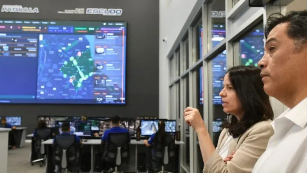 Soledad Martínez, intendenta de Vicente López, en una de sus habituales visitas a la se de ESCUDO, el nuevo centro de monitoreo integral del distrito.