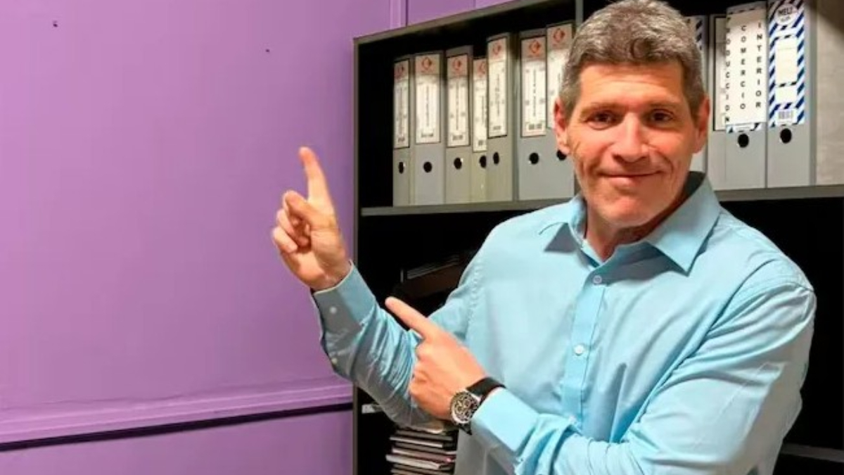 Obligado a entregarle las llaves de su despacho a diputada bonaerense electa Mayra Mendoza, el Guillermo Castello de La Libertad Avanza le pintó la oficina completamente de violeta.