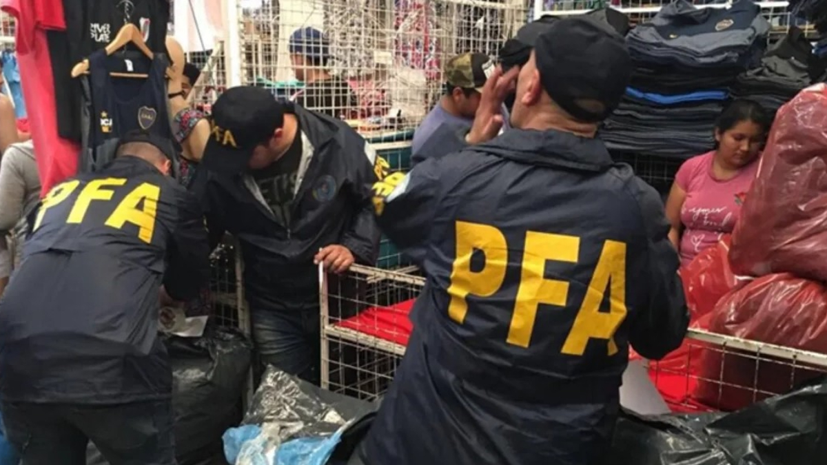Efectivos de la Policía Federal Argentina decomisan mercadería durante los operativos que se realizan este miércoles 10 de diciembre en las ferias de La Salada.