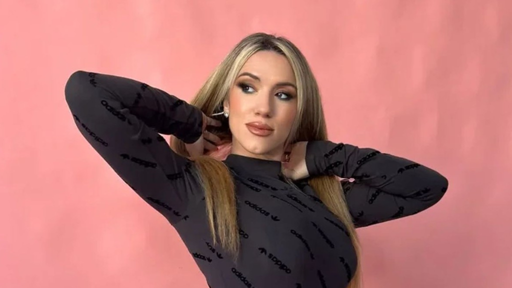 El expresidente Al{berto Fernández estuvo en el stream de "Personas, no Partidos", en una extensa entrevista con su conductora, Romina Cheij, ex conejita de Playboy.