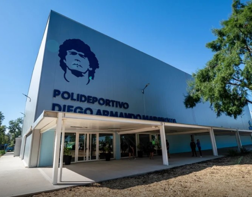 La intendenta de Moreno, Mariel Fernández, fue la encargada de inaugurar el micorestadio y la nueva pileta con olas del Polideportivo Diego Maradona de Cuartel V.
