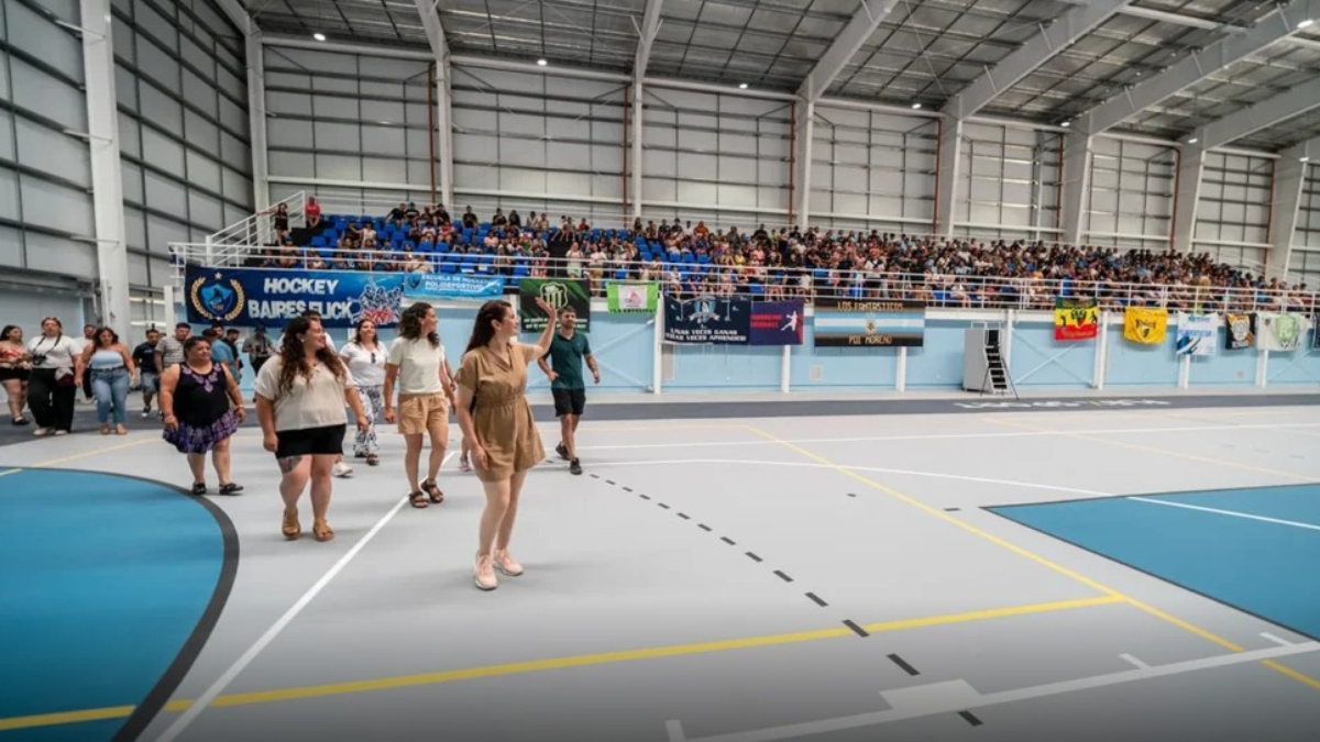 La intendenta de Moreno, Mariel Fernández, fue la encargada de inaugurar el micorestadio y la nueva pileta con olas del Polideportivo Diego Maradona de Cuartel V.