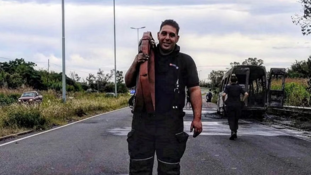 Matías Di Paolo, conocido afectuosamente como "Dipa". El joven era vecino de Villa Bosch y formaba parte del cuerpo de Bomberos Voluntarios de Tres de Febrero desde hacía poco más de dos años.