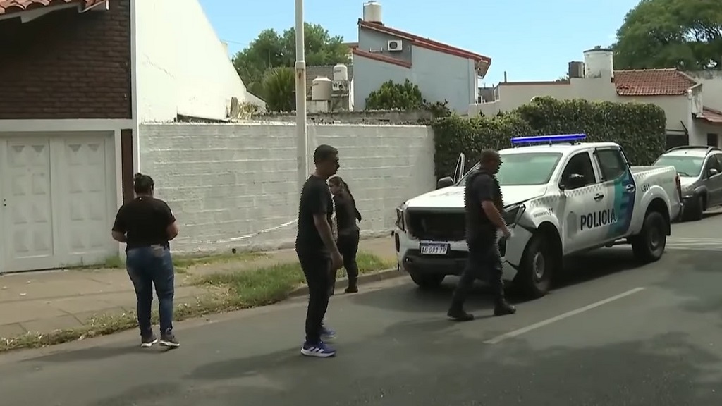 Peritajes para determinar de dónde salió la bala perdida que impactó a Angelina en Morón. Foto: captura.