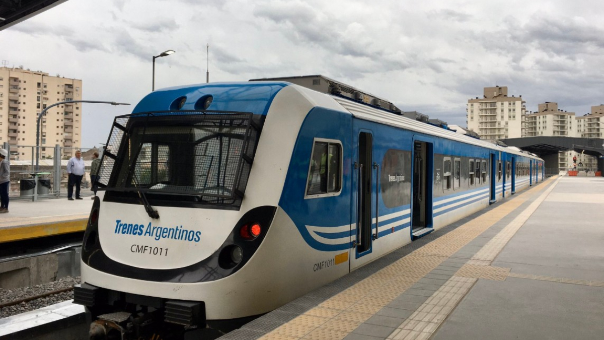 Hoy el tren Belgrano Sur finaliza en la Estación Sáenz, construida en altura. A la obra le falta muy poco para llegar a Constitución.