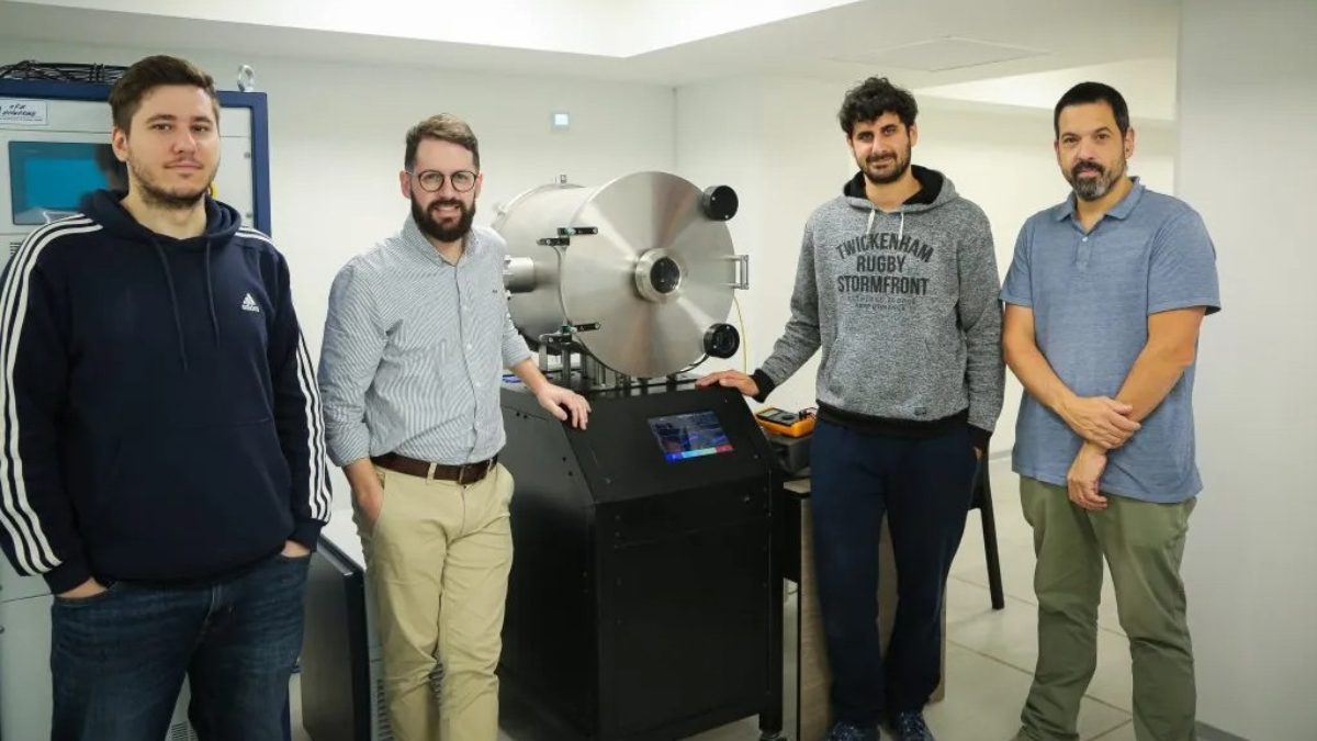 Gabriel Sanca, investigador de la UNSAM y director de la carrera de Ingeniería Electrónica, junto al grupo que desarrolló el satélite Atenea.