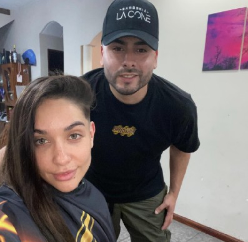 María Becerra, figura internacional de la música Argentina, viene de llenar dos estadios de River seguidos. La embajadora de la cultura argentina fue a Morón a cortarse el pelo.