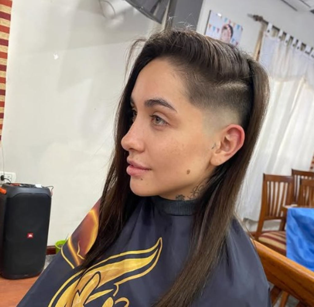 María Becerra, figura internacional de la música Argentina, viene de llenar dos estadios de River seguidos. La embajadora de la cultura argentina fue a Morón a cortarse el pelo.