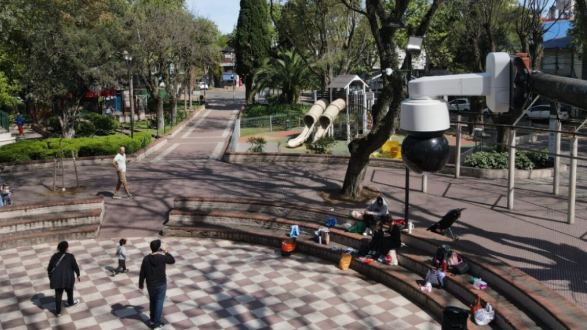 La Plaza 9 de Julio de Martínez, uno de los lugares que la comuna de San Isidro eligió para instalar una batería de nuevas cámaras de seguridad.