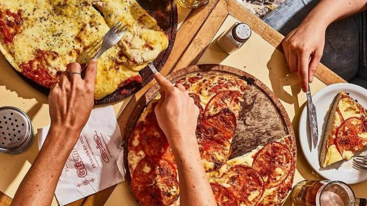 La Asociación de Pizzerías y Casas de Empanadas (APYCE) llevará adelante una acción solidaria frente al Obelisco porteño con 5.000 porciones de pizza a cambio de un bono solidario.