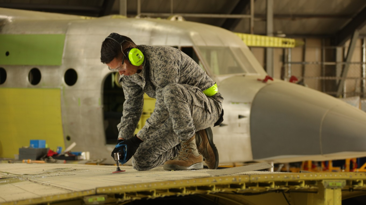 En la Fuerza Aérea los soldados serán capacitados para desarrollar actividades tácticas, técnicas y logísticas, así como administrativas y aquellas necesarias para el mantenimiento y funcionamiento cotidiano de las unidades.