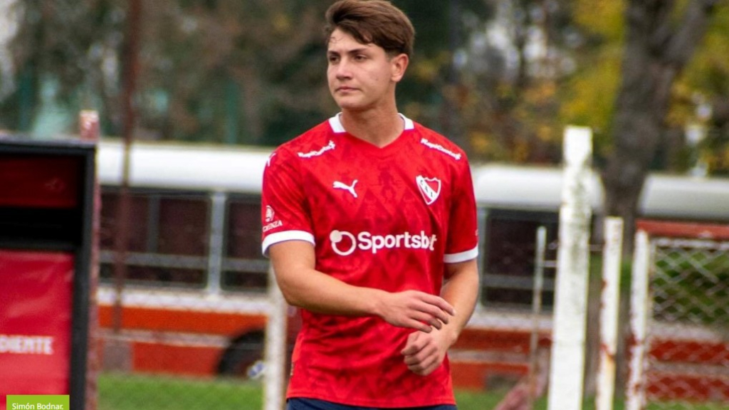 Simón Bodnar, delantero de 18 años de Independiente, fue citado, también en 2025, a la Sub 19 de Hungría: