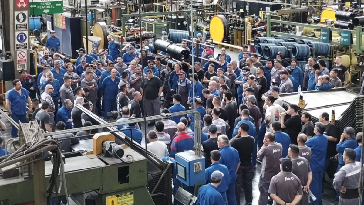 Fate cerró su histórica planta que empezó a producir neumáticos en la primera presidencia de Perón, en 1945. Sus 920 empleados quedaron en la calle.