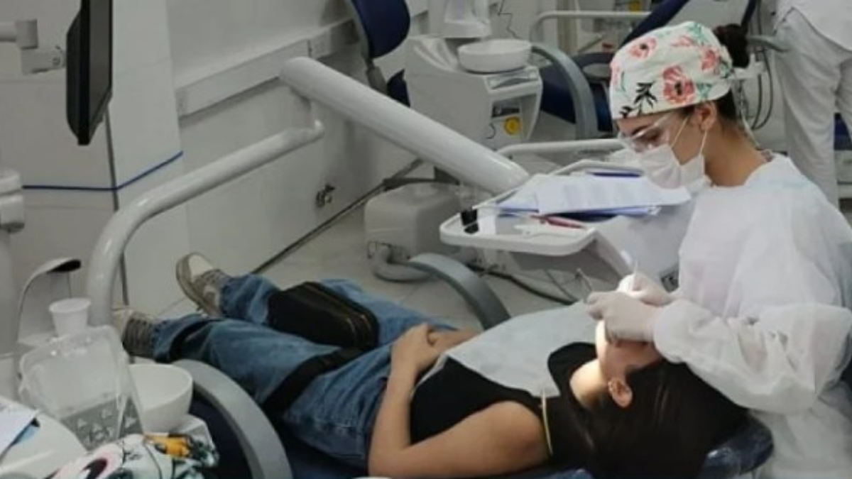 El Hospital Odontológico de la Universidad del Oeste está en la avenida Presidente Juan Domingo Perón, esquina Moreno, en Merlo.