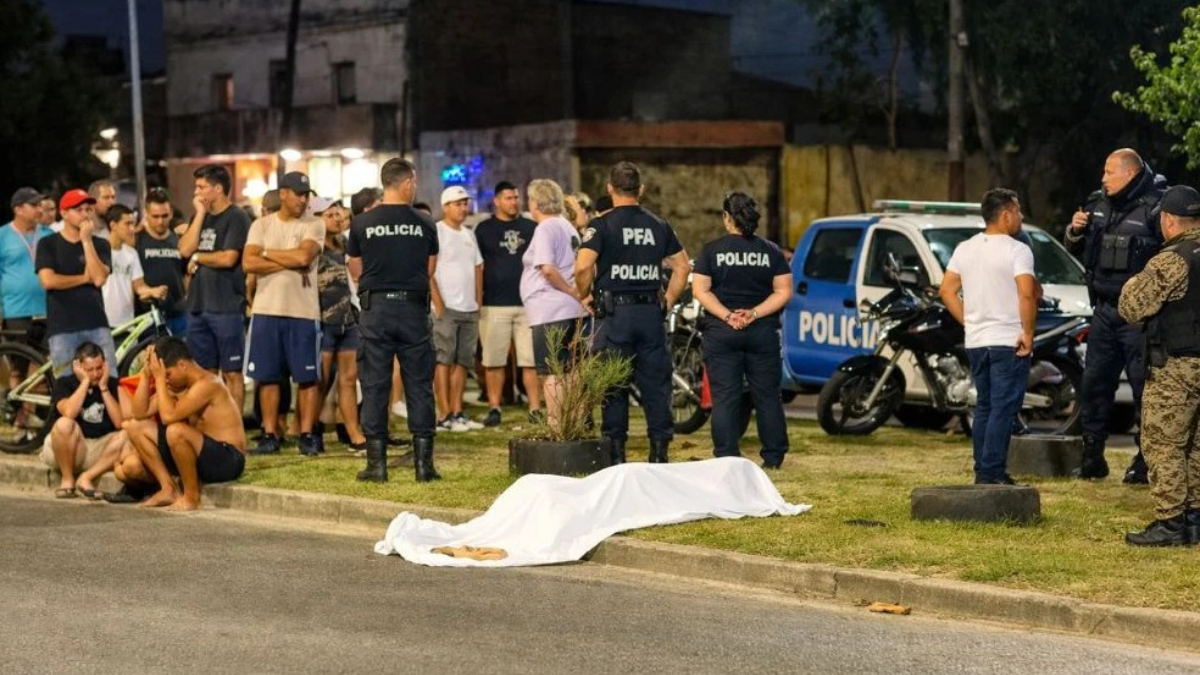 El tiroteo fue en la esquina de la Avenida Teniente General Donato Álvarez y Coronel Lynch, en Monte Chingolo. El policía se defendió a los tiros y abatió a uno de los ladrones, que tenía 14 años.