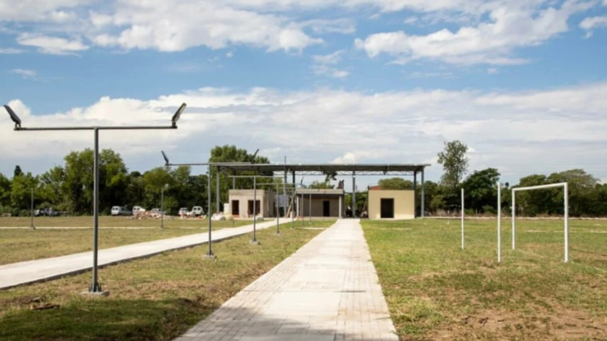 El nuevo Campo de Deportes de la Universidad de Hurlingham (UNAHUR) transita su etapa final de obra. Está ubicado en el barrio Los Patitos de William Morris.