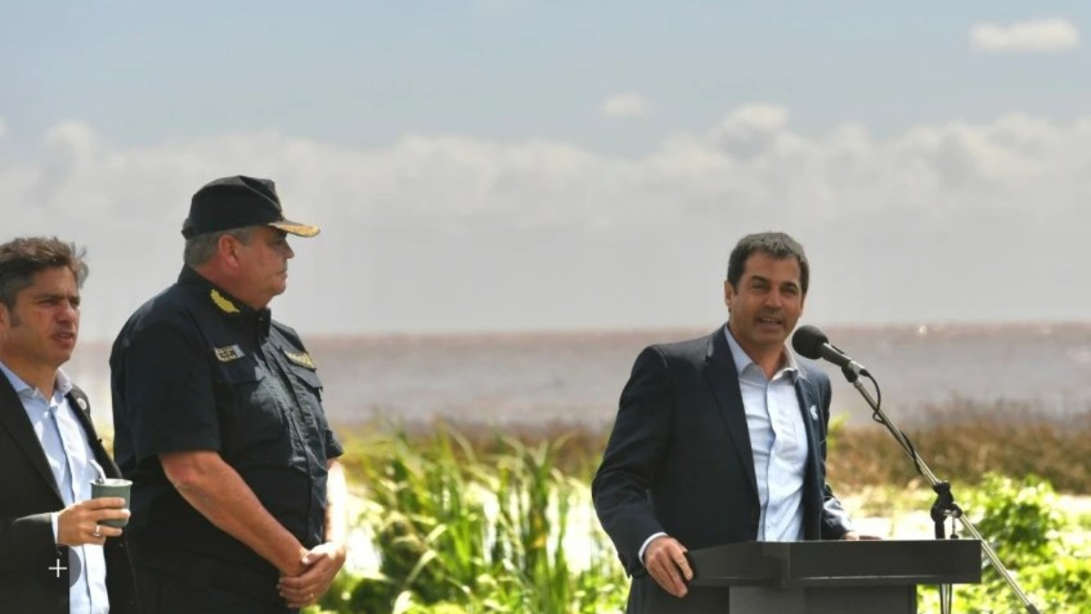 El gobernador Axel Kicillof y el intendente de San Isidro, Ramón Lanús, durante el acto de entrega de terrenos costeros de la Provincia al municipio.