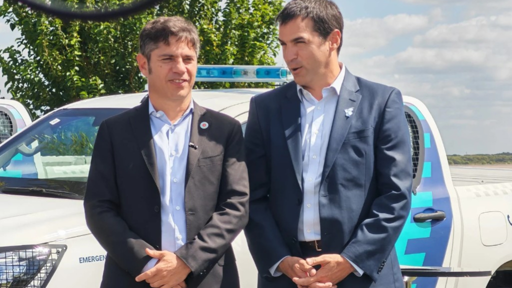 El gobernador Axel Kicillof y el intendente de San Isidro, Ramón Lanús, durante el acto de entrega de terrenos costeros de la Provincia al municipio.