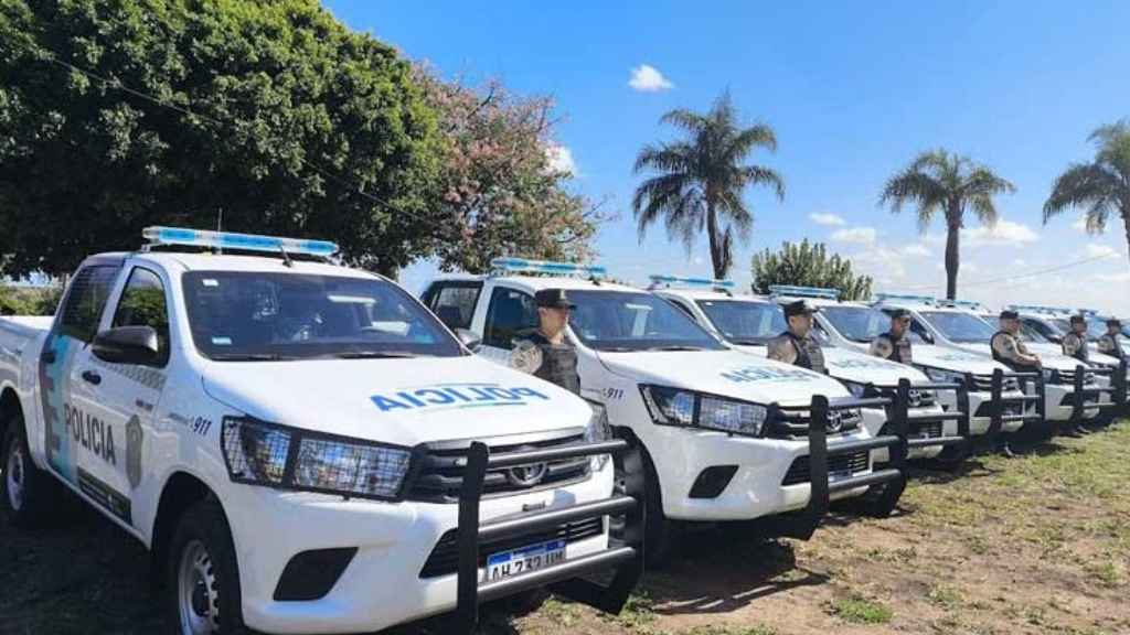 El gobernador Axel Kicillof y el intendente de San Isidro, Ramón Lanús, durante el acto de entrega de terrenos costeros de la Provincia al municipio.